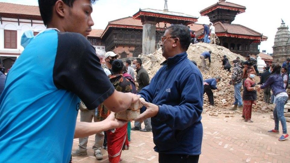 Lidé ve starobylém městě Bhaktapur odklízejí sutiny
