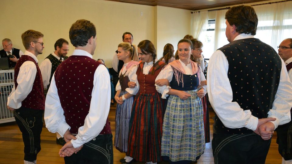Skupina ještě nenacvičila české tance, ale připravuje cestu za folklorem do Česka