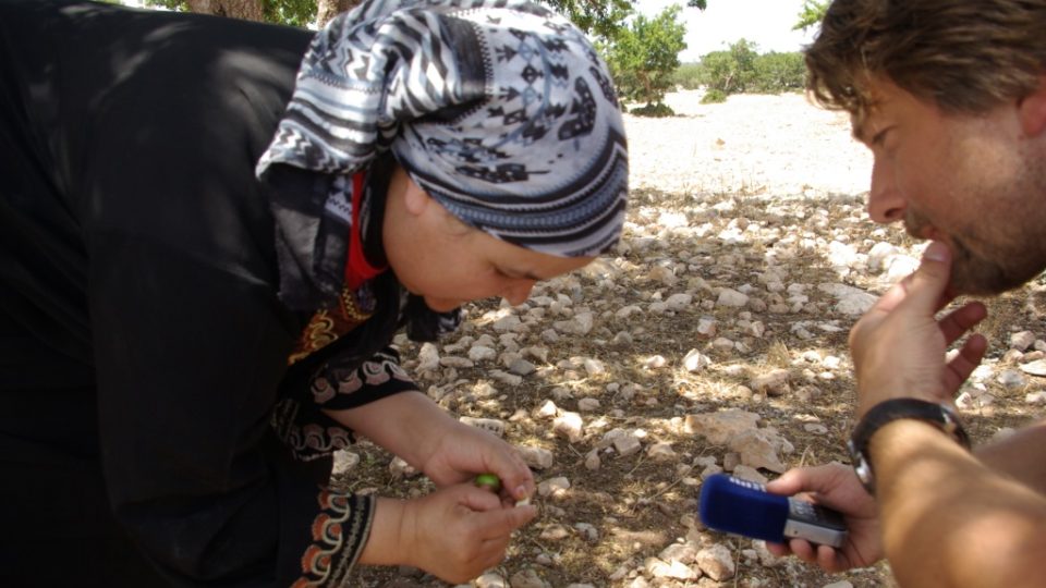 Šéfová výrobního družstva Aíša vysvětluje problematiku pěstování arganových ořechů