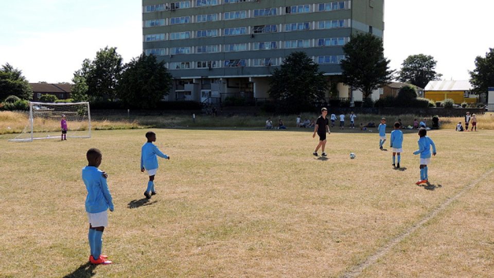 Na honosné stadiony a rovný, zelený trávník, si ještě malí fotbalisté musejí počkat