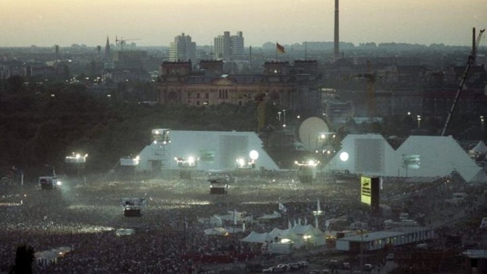 Britská kapela Pink Floyd zahrála 21. července 1990 v Berlíně. V rámci koncertu postavila a zbořila zeď