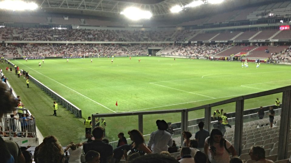 Stadion Allianz Riviera v Nice má kapacitu 35 tisíc míst