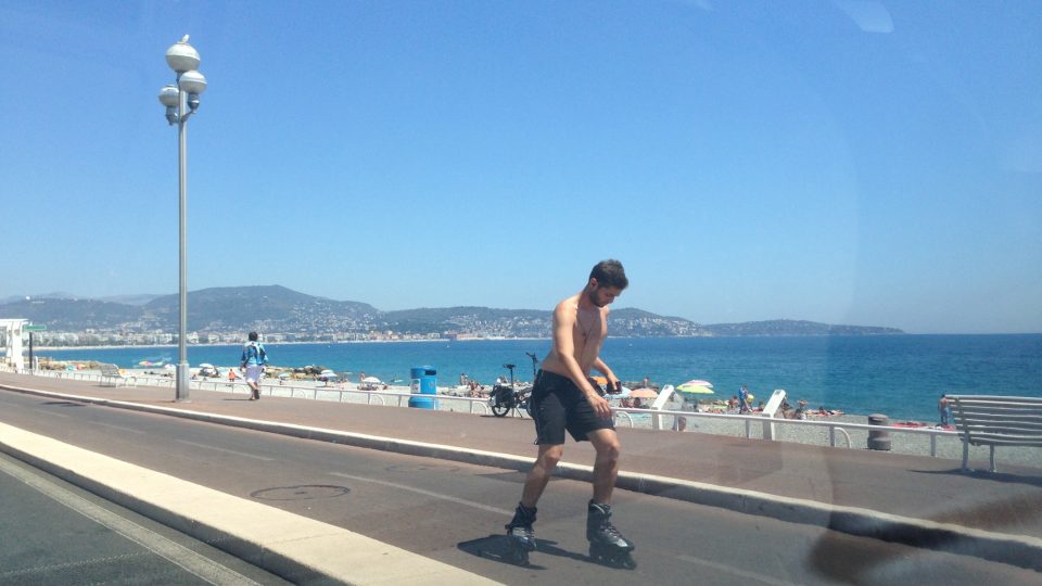 Promenade de Anglais v Nice leží na břehu moře