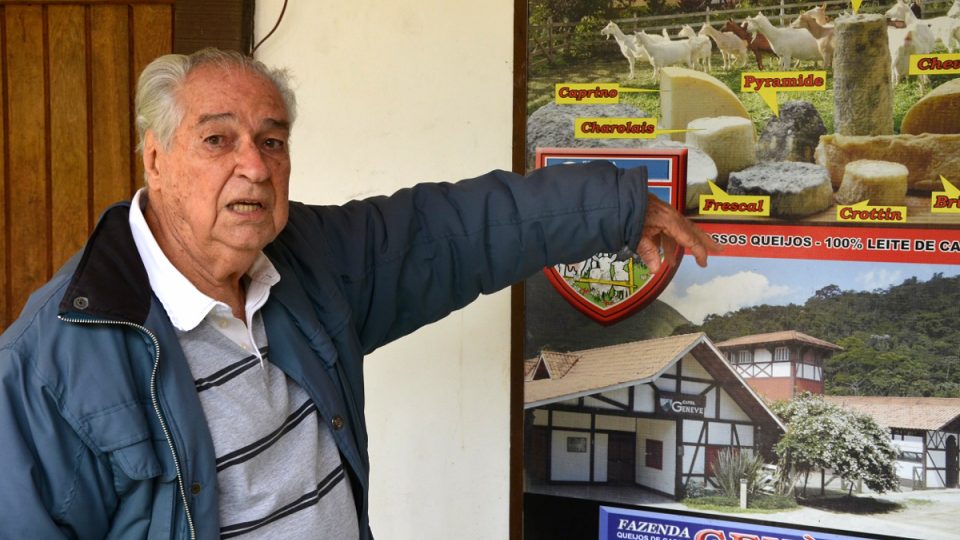 Jeden z majitelů, kterým je pan Carivaldo Pires, ukazuje druhy vyráběných sýrů