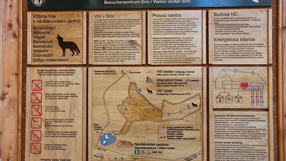 A právě u návštěvnického centra začíná i venkovní okruh s informačními tabulemi, který vede až výběhu vlků