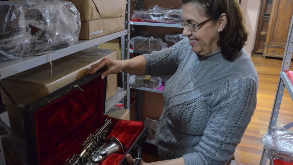 Jeden z hudebních nástrojů ve sbírce lidového muzea ve Venancio Aires ukazuje vedoucí sbírek Ursula Estevesová