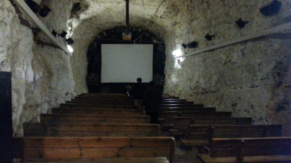 Malý kinosál v železničním tunelu