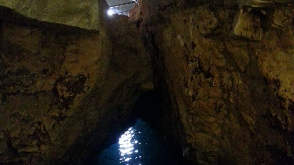 Vápencové skály Rás Náqúry jsou protkané nejen tunely, ale i jeskyněmi