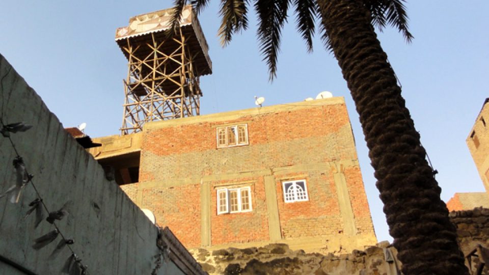 Holubí věže se tyčí vysoko nad střechy káhirských domů