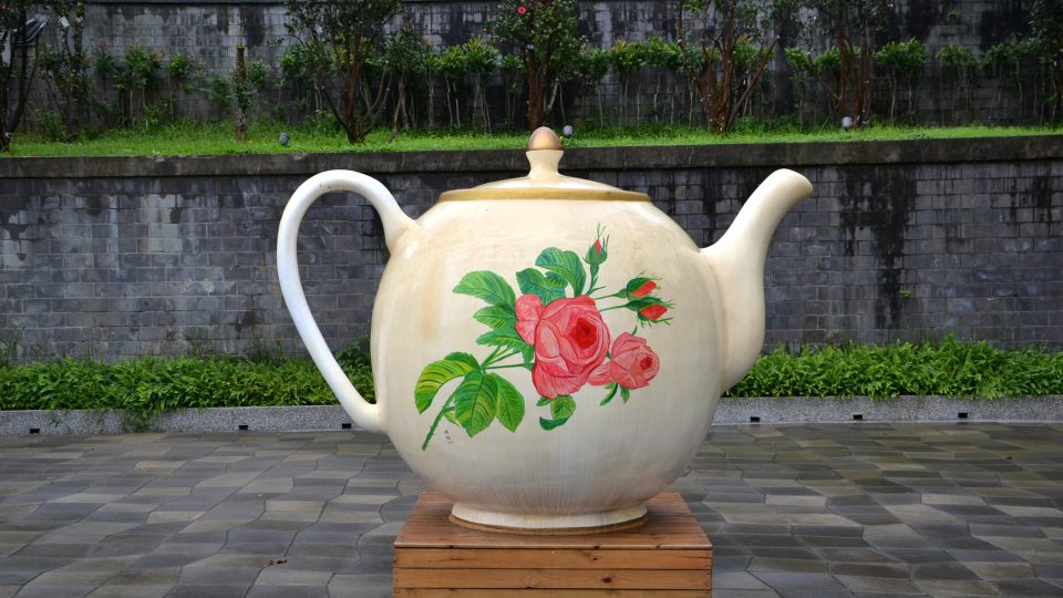 Někteří Tchajwanci mají podle místní znalkyně svůj čaj rádi ještě lahodnější. Podobně jako Češi si ho proto vylepšují kapkou rumu, ale karibského