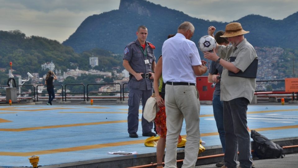 Natáčení na střeše jedné z výškových budov v centru Ria de Janeiro. Pod dohledem hasiče