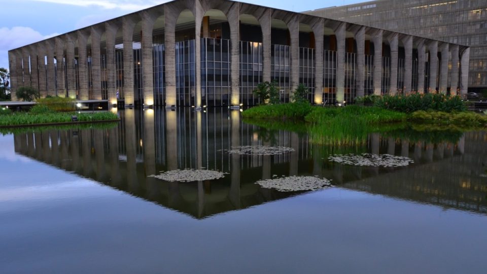 Palác Itamaraty, sídlo ministerstva zahraničí, je ukázkou geniálního využívání vodní ploch kolem budov