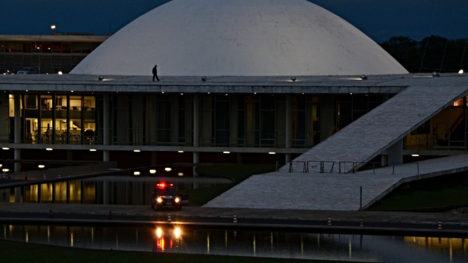 Zde sídlí poslanecká sněmovna brazilského kongresu. Autor Oscar Niemeyer
