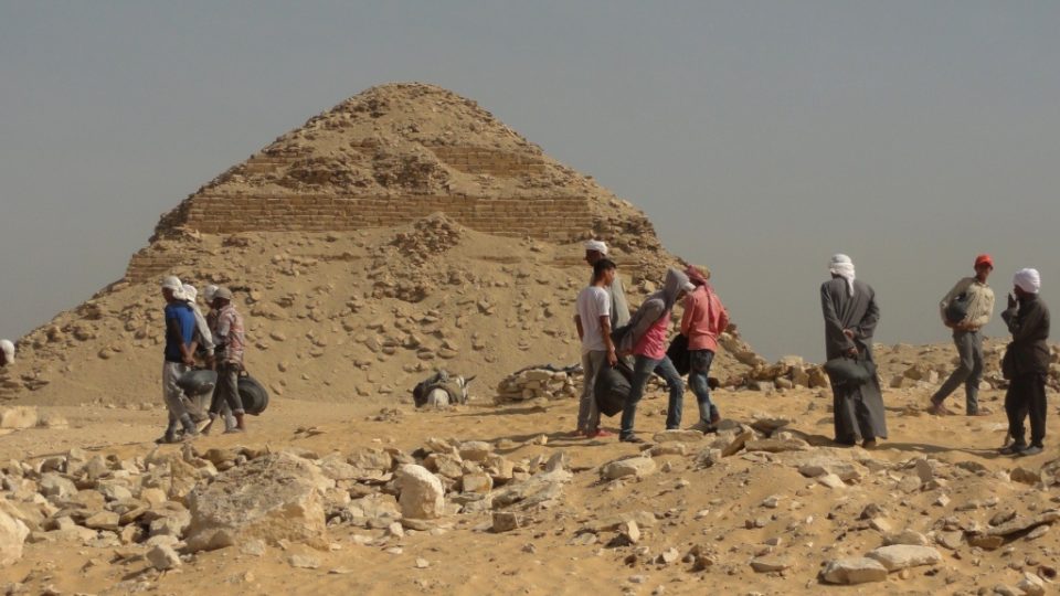 Dělníci před Nefarirkareovou pyramidou v Abúsíru