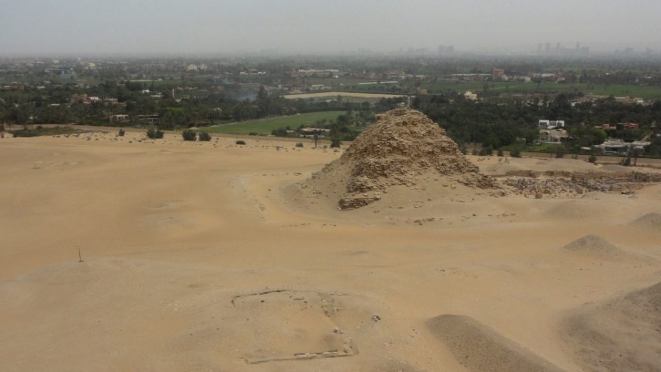 Pohled z Neferirkareovy na Sahureovu pyramidu