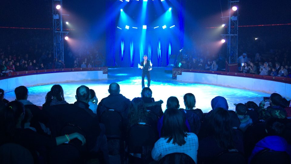 Mario Berousek právě oslňuje francouzské publikum v cirkuse v Poissy u Paříže