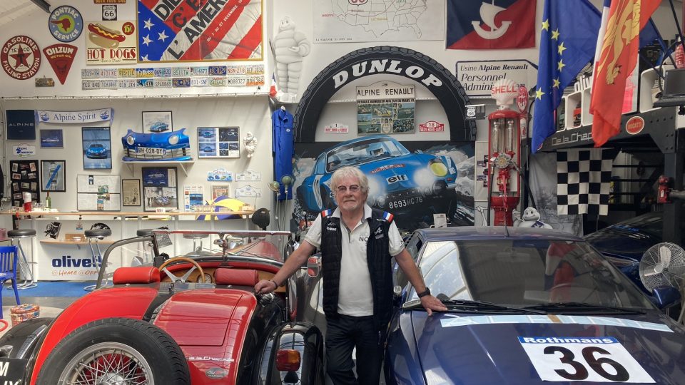Gilbert Chapelle ve své garáži v Dieppe, kterou nazývá také svou trucovnou