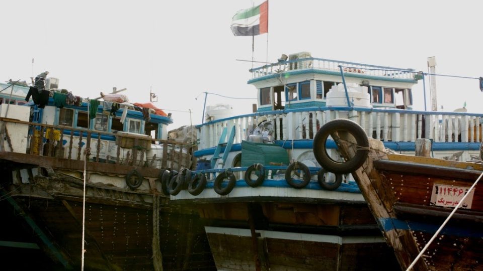 Dřevěné íránské koráby levně přepravují zboží přes moře