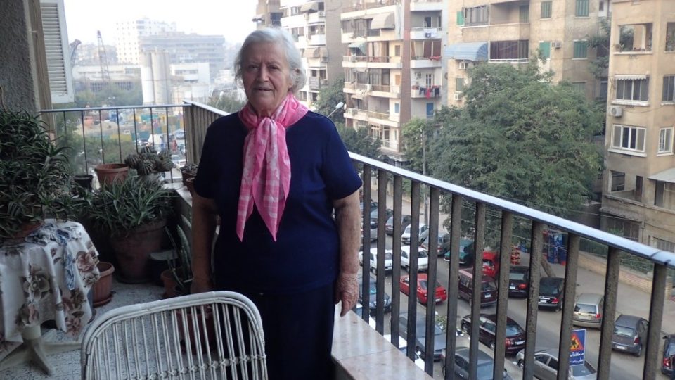 Jarka Ezzatová na balkoně svého bytu v Káhiře