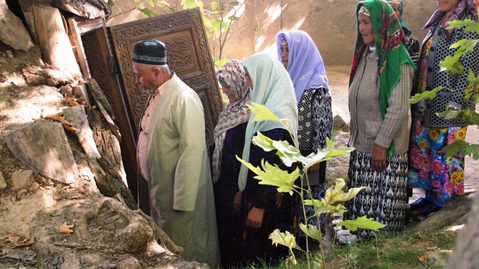 Rastam vstupuje se skupinou muslimských žen do posvátného stromu
