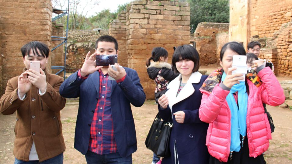 Čínští turisté si spíše než historické ruiny fotí jejich současné obyvatele - čápy