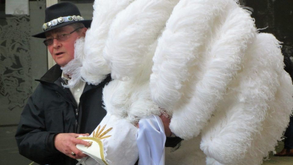 Obří bílý klobouk je tradičním atributem karnevalu v Binche