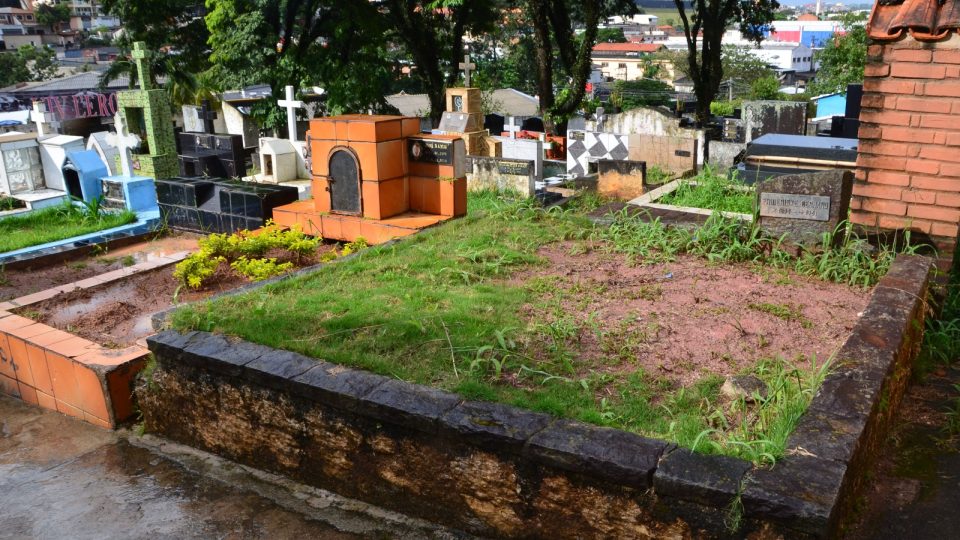 Hrob na hřbitově v Embu das Artes, kde byl pohřben Josef Mengele v roce 1979. O 6 let později ho exhumovali a potvrdili jeho identitu.