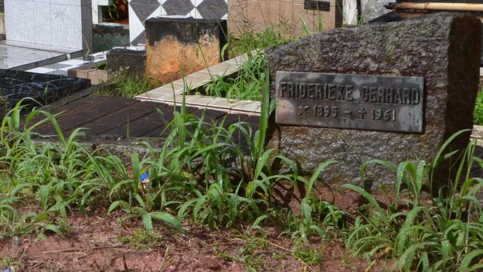 Na hrobu byla dvě příjmení Gerhard. Tabulka falešného Gerharda, tedy Josefa Mengeleho, ale zmizela i s půlkou náhrobního kamene.