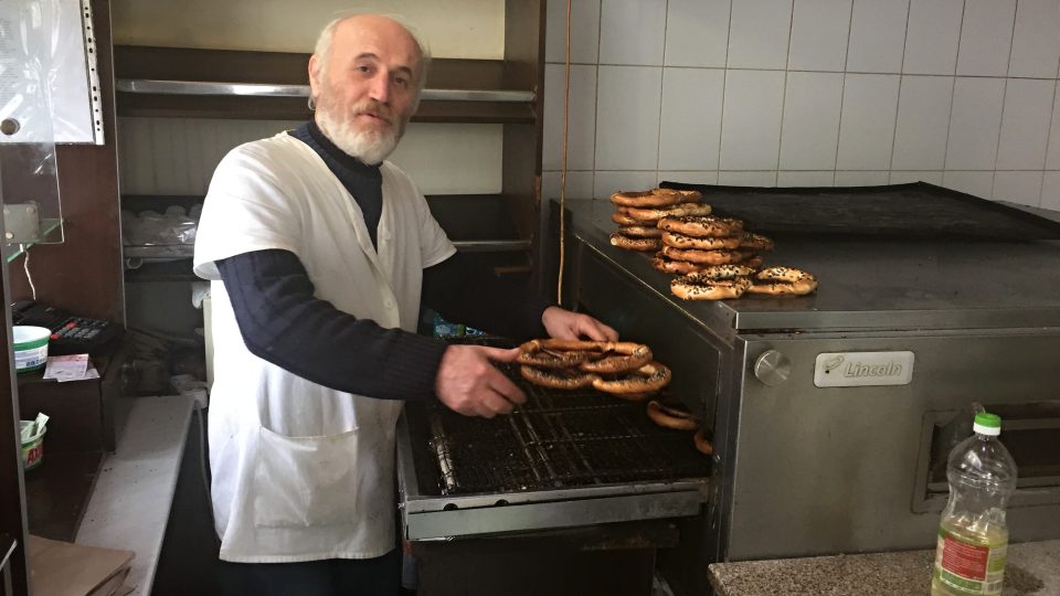 Pan Karaman prodává covrigy v pekárně nedaleko náměstí Unirii