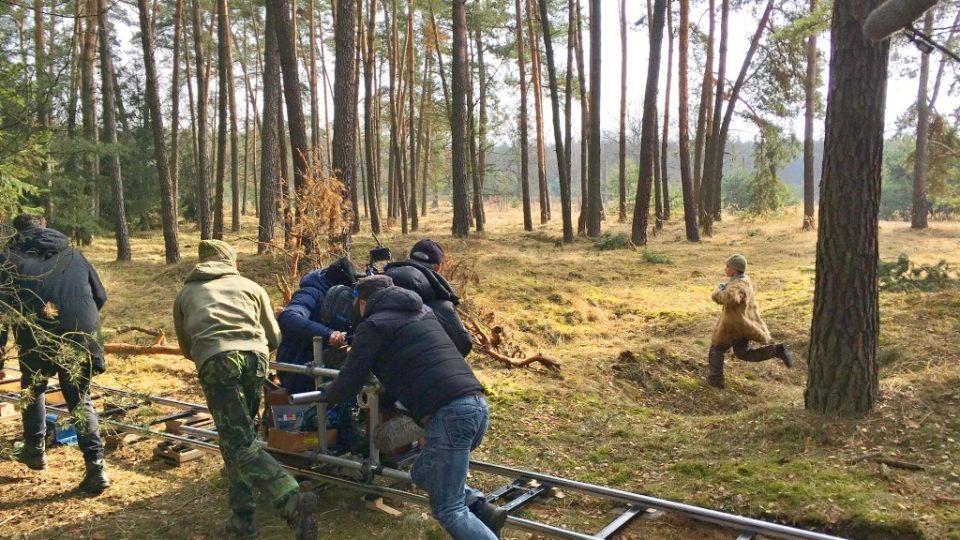 Natáčení filmu Nabarvené ptáče v lesích na Českolipsku