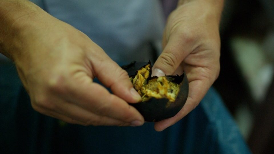 Upečené lilky se musí před přípravou salátu baba ghannúg oloupat