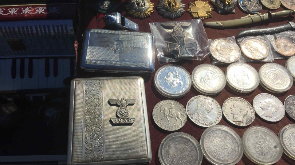 Mince, medaile, vyznamenání, předměty z výbavy nacistického wehrmachtu na bleším trhu