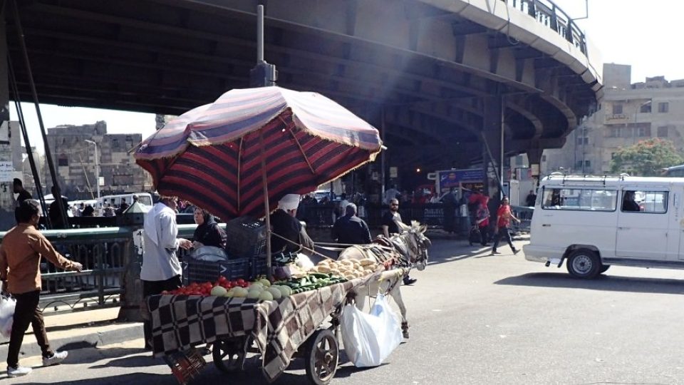 Pouliční prodej zeleniny v Káhiře má svá specifika