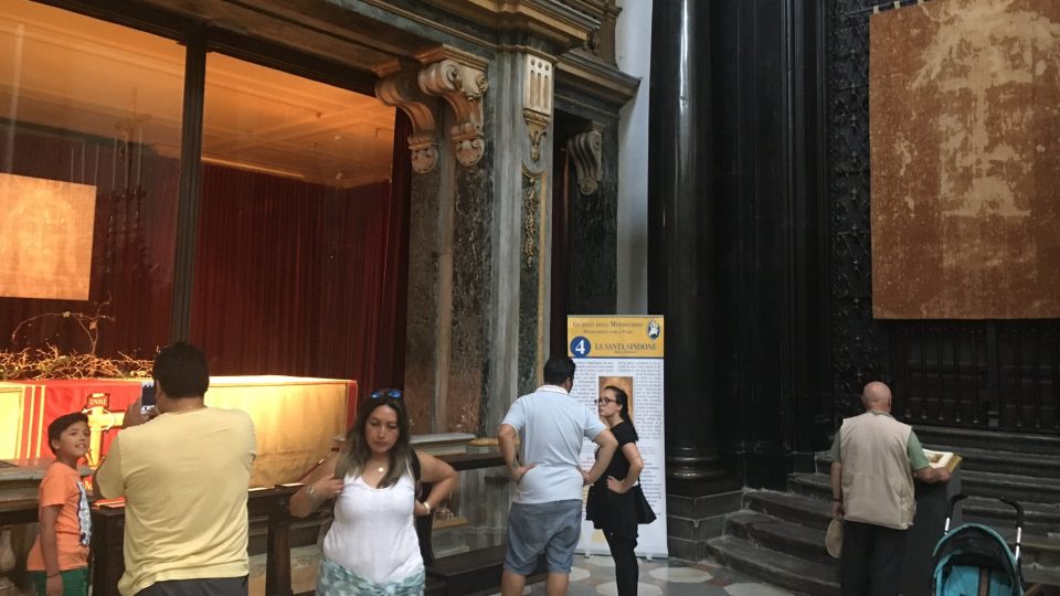 Turínské plátno si jezdí do katedrály Jana Křtitele v Turíně prohlédnout věřící i turisté z celého světa
