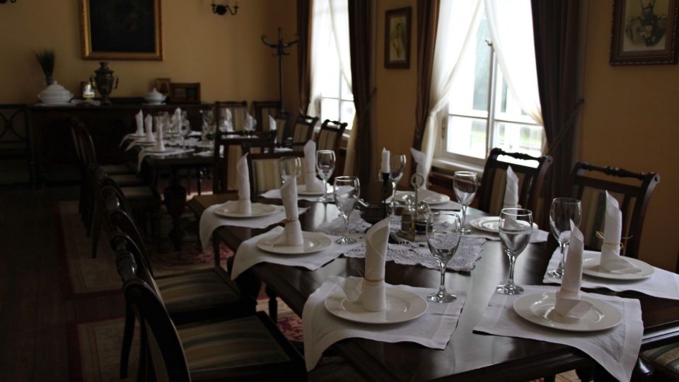 Restaurace je vybavena tak, aby odpovídala době, kdy car do Bělověže zval společenskou smetánku