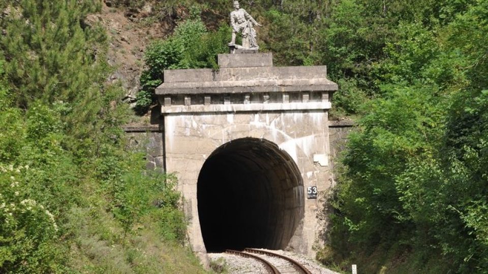 Bez tunelů by překonávání šarganského masivu pro železnici nebylo možné