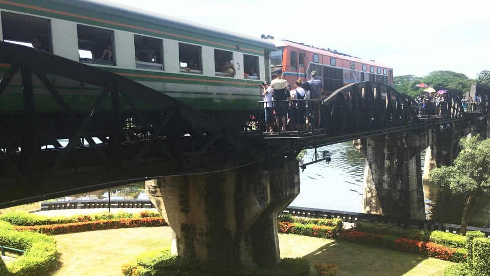 Most přes řeku Kwai lze dnes přejet vlakem na lince Thonburi - Nam Tok