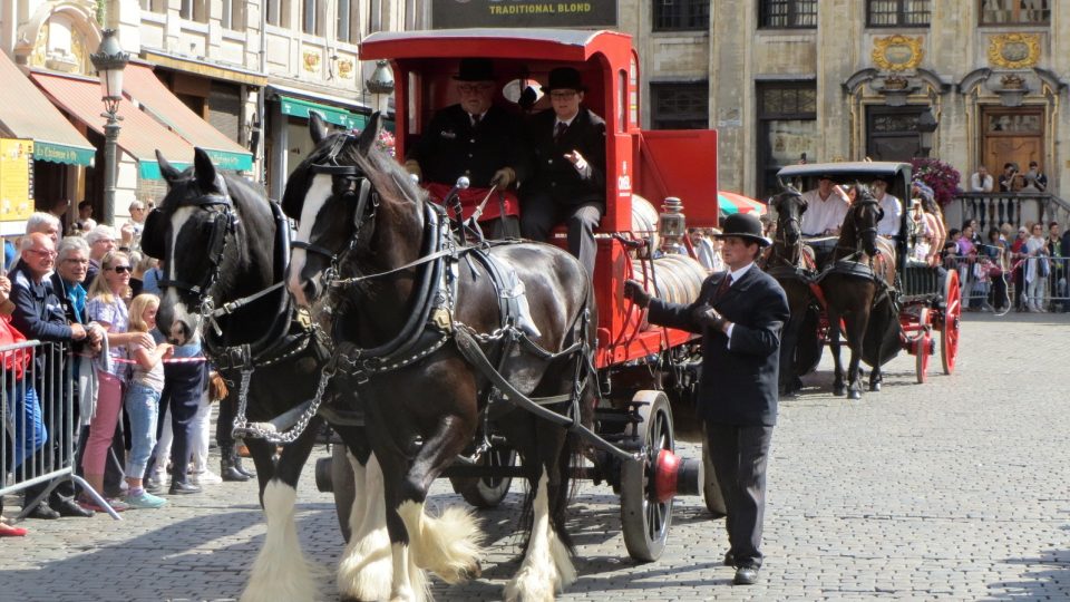 Pivovarský vůz přijíždí na náměstí během zahájení festivalu