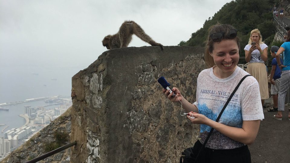 Jana Klementová během natáčení reportáže na Gibraltaru