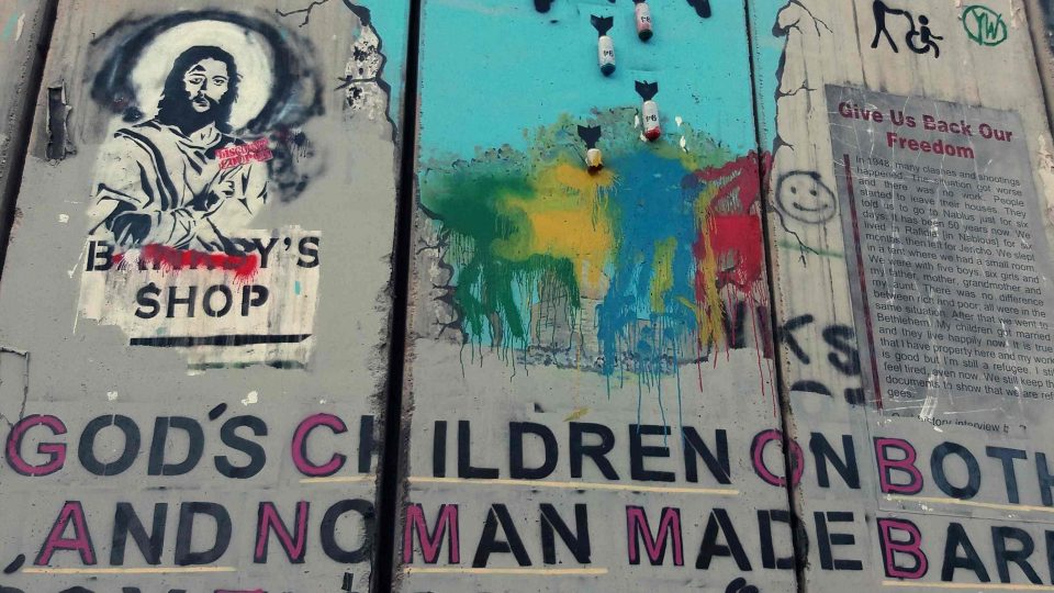 Mír, láska, válka - to jsou nejčastější témata vyobrazení na zdi  mezi Izraelem a Palestinou