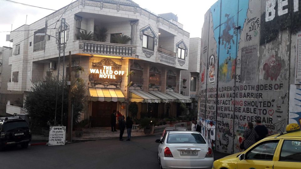 Banksyho Obezděný hotel se pyšní údajně nejošklivějším výhledem na světě