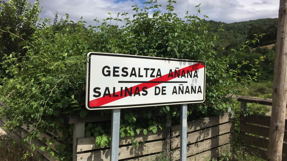 Vjezd do obce Salinas de Aňana