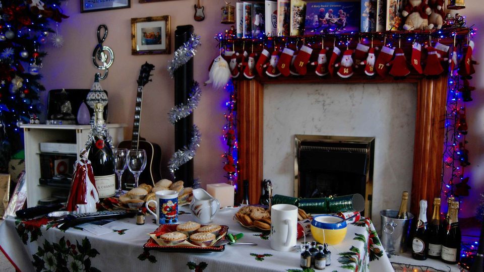 Vánočně ozdobený krb i cukroví k anglosaským Vánocům neodmyslitelně patří