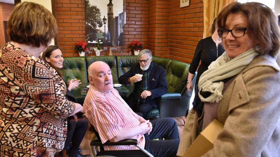 Setkání s Jiřím Bartoškou a Marií Rottrovou v Domově Alzheimer v Roztokách u Prahy 