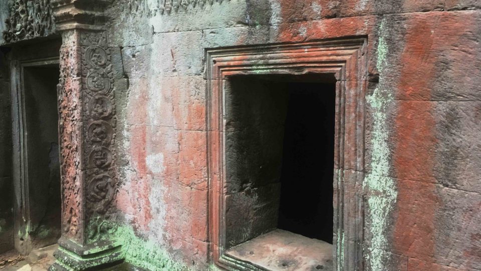 Khmérští stavitelé neznali základy, a tak svoje chrámybudovali podobně, jako děti staví z kostek