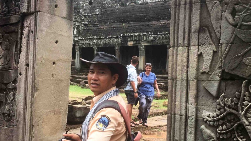 Kamenné reliéfy na obvodových zdech zachycují život Khmérů před staletími