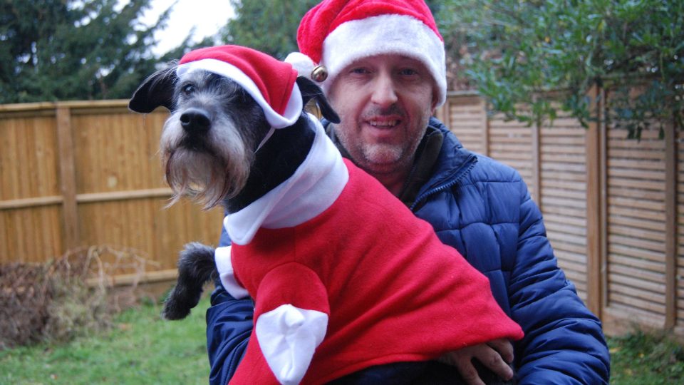 Jaromír Marek a jeho pes Mikeš ve svém vánočním modelu