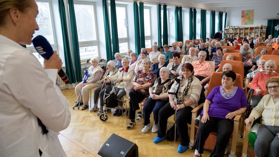 Yvetta Simonová byla Hostem Lucie Výborné. Rozhovor se natáčel v Domově pro seniory v Rakovníku v rámci projektu Ježíškova vnoučata