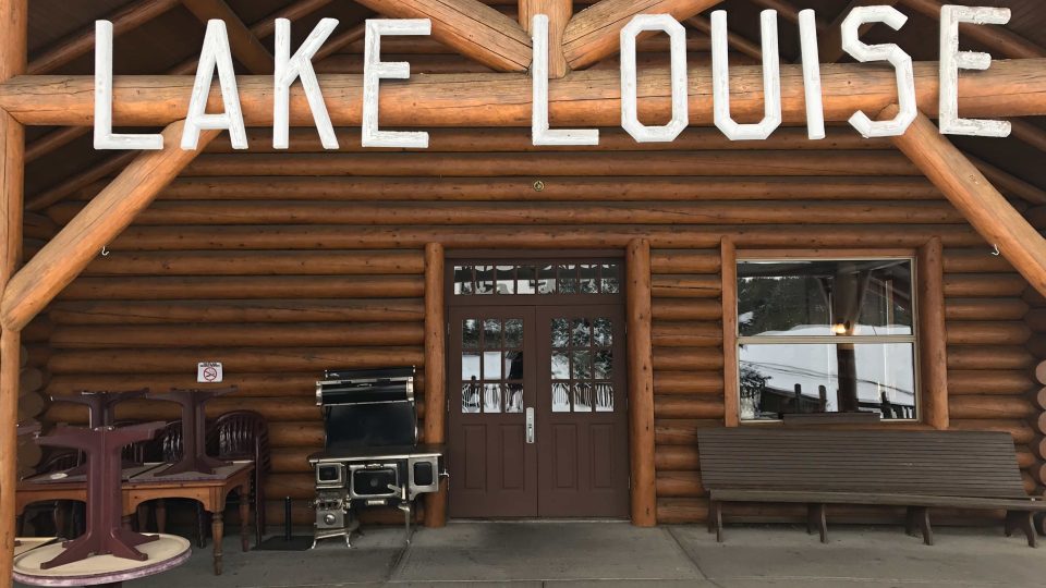 Nádraží v Lake Louise už dávno neplní svoji původní úlohu, teď je z něj restaurace