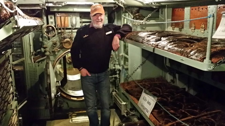 Komandér Magnus Odeen sloužil na řadě ponorek. teď je v důchodu a po ponorce provádí návštěvníky muzea